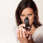 Z cyklu broń ratuje życie: 17 letnia dziewczyna z pistoletem ojca przepędziła z domu włamywacza. W Polsce ta historia miałaby finał tragiczny.