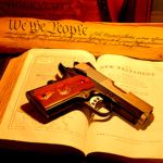 Druga Poprawka do Konstytucji USA, czyli prawo do posiadania i noszenia broni, ma ścisły związek z protestanckimi korzeniami Ameryki