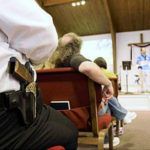 Dla zachowania bezpieczeństwa w chrześcijańskim kościele potrzebna jest wiara i broń palna