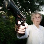 Z cyklu broń ratuje życie: 70-cio letnia kobieta obroniła się przed włamywaczem przy pomocy broni po matce