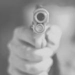 Z cyklu broń ratuje życie: nastolatka zastrzeliła atakującego jej matkę mężczyznę, prokurator uznaje oddanie strzałów za uzasadnione