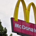 Z cyklu broń ratuje życie: uzbrojony ojciec w McDonalds powstrzymał masowe morderstwo strzelając do przestępcy