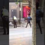 Z cyklu broń ratuje życie: policjanci w Melbourne ratują życie, strzelając nożownikowi prosto w brzuch