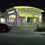 Z cyklu broń ratuje życie: klient McDonald’s strzela do przestępcy celującego bronią w pracownika restauracji