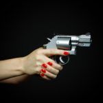 Z cyklu broń ratuje życie: kobieta broni się przed uzbrojonym w maczetę mężczyzną, broń palna ratuje ją i jej dzieci