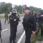 Każda dyktatura opiera się o karabin w ręku tyrana – Łukaszenka z karabinem przed kamerami