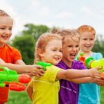 Czy rodzice powinni zabraniać dzieciom zabawy “w wojnę”?