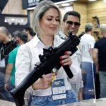 Brazylia: Prezydent Bolsonaro wprowadził liberalną politykę dostępu do broni dla zwykłych ludzi i oni z tego korzystają.