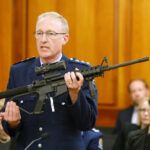 W Nowej Zelandii miłująca pokój premier skonfiskowała ludziom broń. Teraz wskaźniki przestępczości z użyciem broni są tam na rekordowym poziomie. Co poszło nie tak?